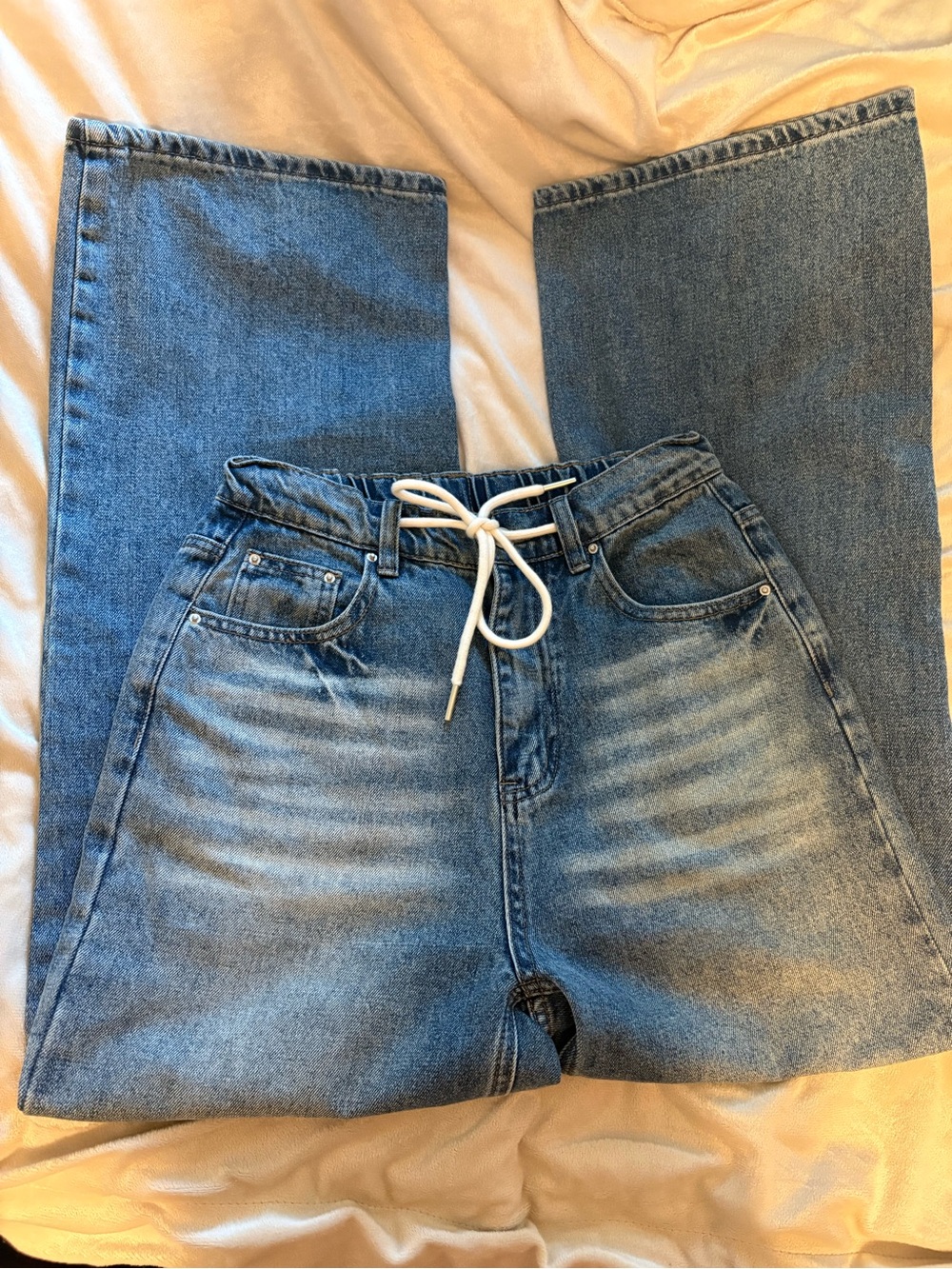 Relaxed Wide-Leg Drawstring
Jeans in Washed Blue NWOT